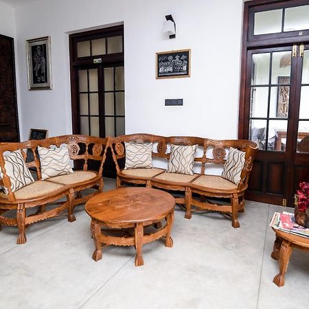 Man Mountain Villa Matale Bagian luar foto