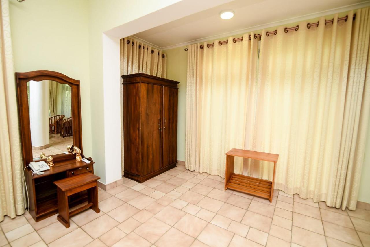 Man Mountain Villa Matale Bagian luar foto