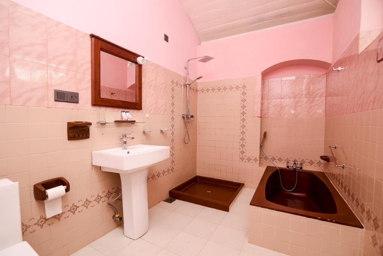 Man Mountain Villa Matale Bagian luar foto