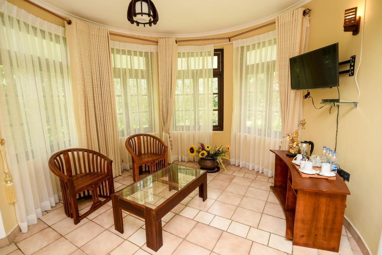 Man Mountain Villa Matale Bagian luar foto